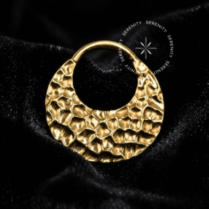 Argola frontal martelada titânio revestido de ouro 18k com maxi volume texturizado para perfurações de septo e daith.