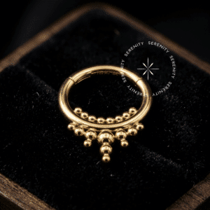 Argola esferas titânio revestido de ouro 18k com design de cluster ornamental para perfurações de septo e daith.
