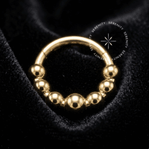 Argola 7 esferas titânio revestido de ouro 18k com textura de esferas sequenciais para septo e daith.