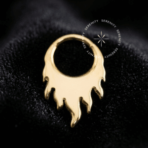 Argola chamas titânio revestido de ouro 18k com design abstrato de labaredas para septo e daith.