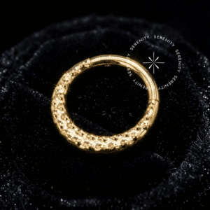 Argola texturizada titânio revestido de ouro 18k com acabamento diamantado para perfurações de septo e daith.