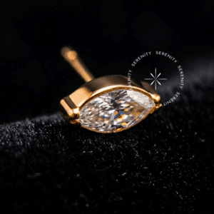 Piercing Push Pin Titânio topo com lapidação navete em zircônia premium cristal, revestimento dourado e pino threadless seguro para cartilagem e tragus.