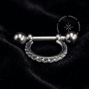 argola conch titânio com design de meia-argola e haste reta labret, textura opulenta em cetim, cravação de Zircônias Premium Radiantes na borda externa e fecho em rosca segura, projetada para anatomia de conch e lóbulo.