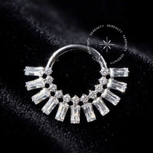 Argola Septo Titânio com coroa frontal de 11 pedras de lapidação geométrica baguette, fecho de encaixe articulado tipo clicker, ideal para perfurações luxuosas de septo e daith.