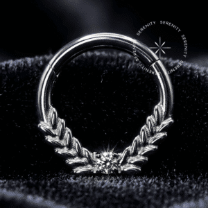 Argola Septo Titânio com design de ramos de louro em estilo grego, textura detalhada e cravação frontal de zircônias premium translúcidas, encaixe articulado tipo clicker, ideal para perfurações de septo e daith.