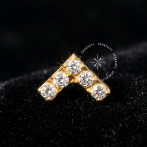 Piercing Titânio Push Pin modelo em V com cinco zircônias premium em titânio revestido de ouro 18k, ideal para atualização de setup em helix e flat, brilho intenso.