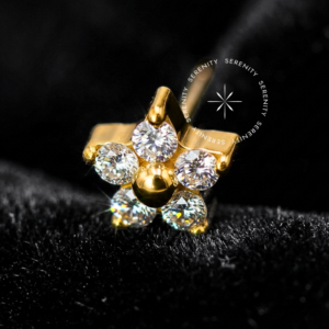 Piercing Push Pin Titânio topo design mini flor 3mm cravejada com zircônia premium cristal, acabamento dourado e encaixe sem rosca para tragus e cartilagem.