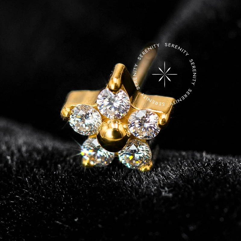 Piercing Push Pin Titânio topo design mini flor 3mm cravejada com zircônia premium cristal, acabamento dourado e encaixe sem rosca para tragus e cartilagem.