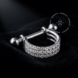 Piercing Conch Titânio com design de escudo cravejado triplo em Zircônia Premium, haste reta barbell com fecho em rosca, ideal para entregar volume e sofisticação tridimensional no conch.