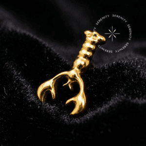 Piercing Titânio Push Pin modelo lagosta em titânio revestido de ouro 18k, design arrojado e detalhado para atualização de setup de alta joalheria, com sistema de pino por pressão.