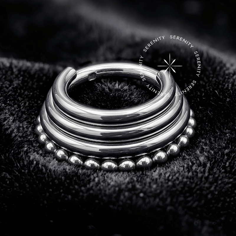 Argola Click Titânio com design de 3 linhas texturizadas e esferas polidas laterais sistema clicker de precisão ideal para curadoria de orelha hélix e conch.