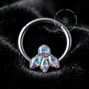 rgola click titânio design frontal floral 3 pétalas com cravação de zircônia premium navete de cor boreal sistema fecho clicker para septo e daith.