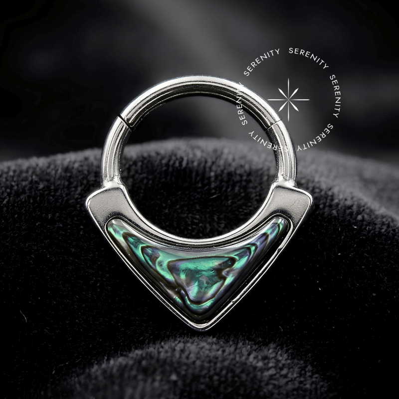 argola click titânio design escudo geométrico com gema abalone furta-cor iridescente sistema fecho clicker para septo e daith.