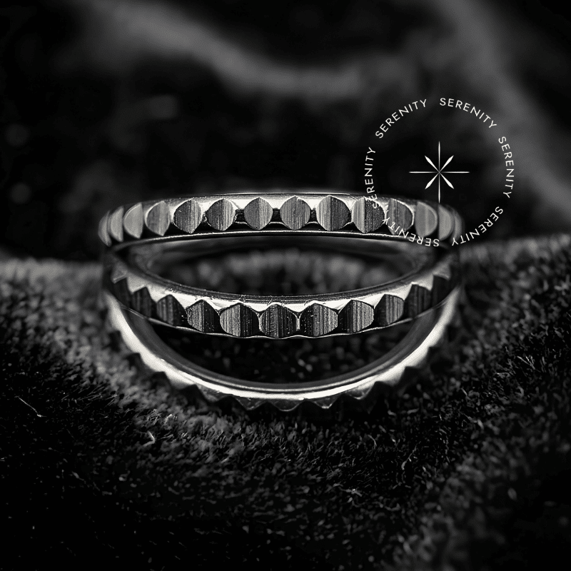 Argola conch titânio com design inca triplo de textura geométrica piramidal, fechamento inteligente em segmento clicker para composições de perfurações corporais de luxo.
