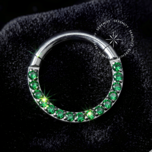 Argola Septo Titânio com cravação inteiramente frontal de Zircônias Premium na cor Verde Esmeraldina, fecho de precisão articulado tipo clicker, ideal para perfurações de eixo central como septo e daith.