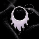 Argola Septo Titânio com design frontal inferior esculpido em formato de chamas polidas no metal liso, fecho clicker articulado de alta precisão anatômica, ideal para perfurações de septo e daith.
