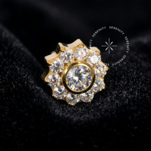 Piercing Titânio Push Pin modelo flor com 10 pétalas de zircônia premium em titânio revestido de ouro 18k para atualização de setup em helix, design botânico de alta joalheria.
