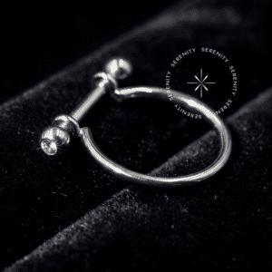 piercing conch titânio com design híbrido de haste reta e aro curvo estilo D-Ring, acabamento com pequena zircônia premium translúcida e fecho de rosca em titânio puro grau implante para cartilagem.