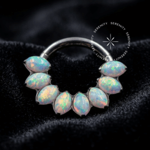 Piercing Titânio Grau Implante com design de navetes de opala branca e sistema clicker, textura polida e brilho iridescente para uso em septo ou daith.