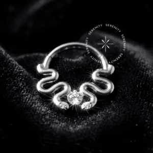 Argola Septo Titânio com design frontal escultural de duas cobras entrelaçadas contendo Zircônias Premium Translúcidas, fecho articulado clicker de alta precisão em titânio grau implante, ideal para perfurações de septo e daith.