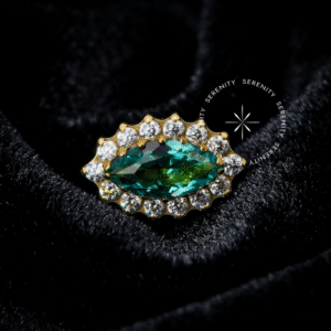 Piercing Marquise de Ouro com gema central navete facetada e coroa de zircônias cravejadas, estrutura em metal dourado e pino para encaixe push pin por pressão.