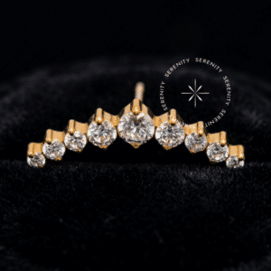 Piercing Titânio Push Pin modelo cluster com zircônias cravejadas em design curvo dourado para aplicação em helix ou flat, acabamento de alta joalheria.