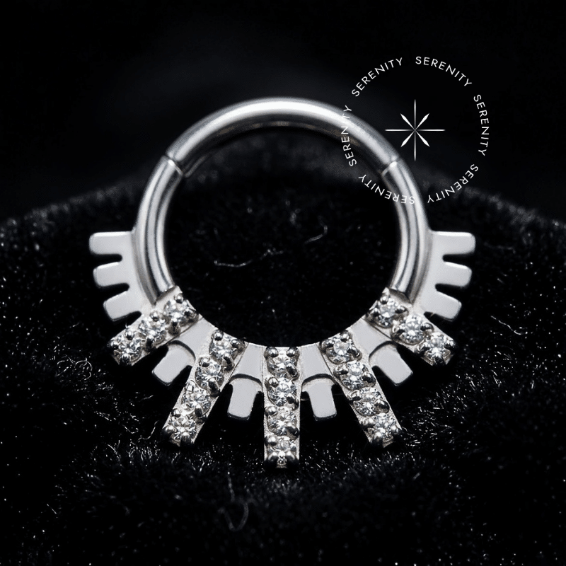 Piercing Septo Titânio Grau Implante de 8mm, design geométrico elegante com 5 barras frontais cravejadas de Zircônias Premium brilhantes, encaixe tipo clicker articulado, perfeito para curadoria de Septo e Daith.