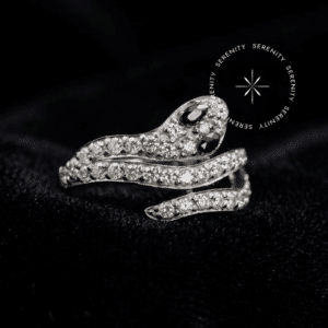 Piercing de titânio grau implante em formato de argola com design de duas cobras entrelaçadas totalmente cravejadas de zircônias cúbicas, fecho clicker. Título: Piercing-Titanio-Duplo-Cobra-Cravejado-TN131