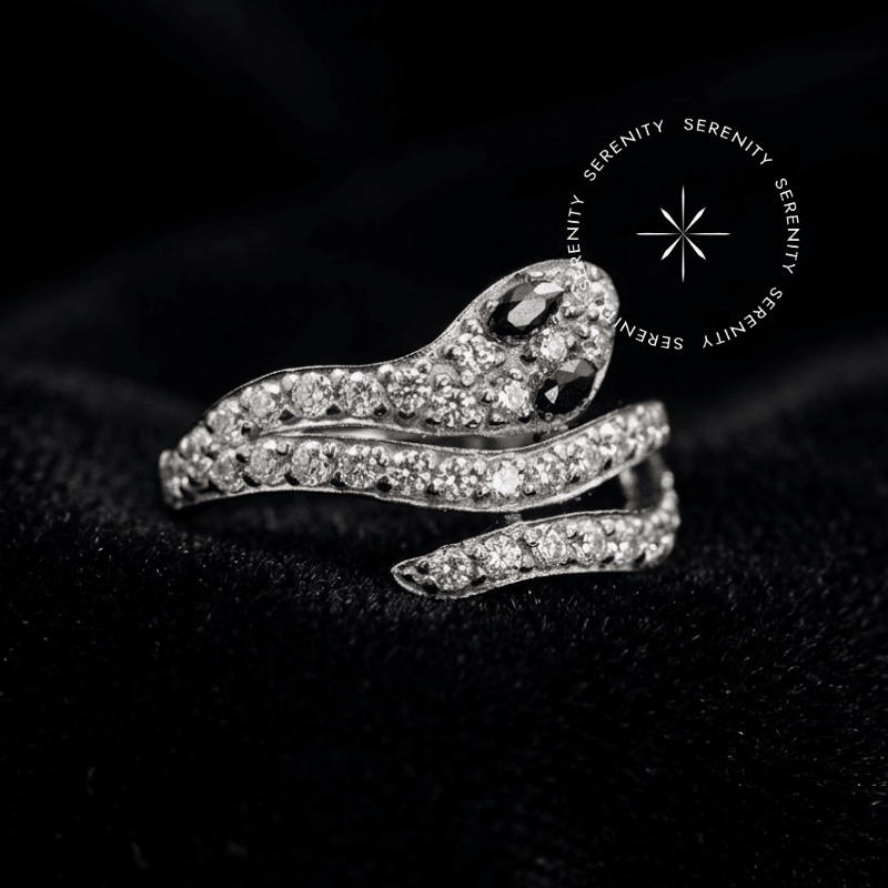 Piercing de titânio grau implante em formato de argola com design de duas cobras entrelaçadas totalmente cravejadas de zircônias cúbicas, fecho clicker. Título: Piercing-Titanio-Duplo-Cobra-Cravejado-TN131
