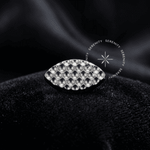 Topo Navete Martelado em Titânio Grau Implante TN1145 com encaixe Push Pin para atualização de setup de piercing estilo minimalista rústico.