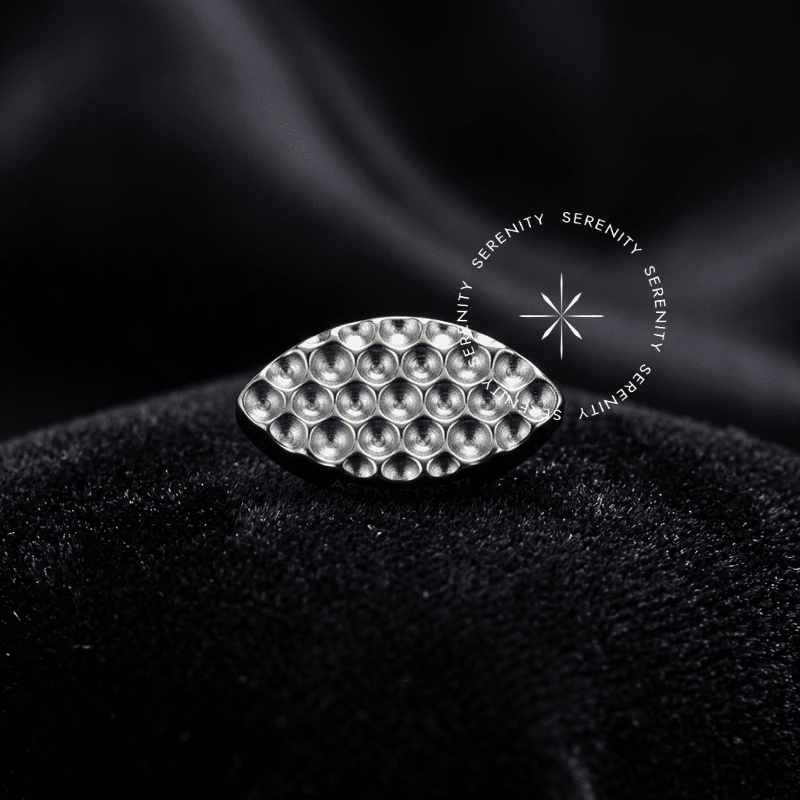 Topo Navete Martelado em Titânio Grau Implante TN1145 com encaixe Push Pin para atualização de setup de piercing estilo minimalista rústico.