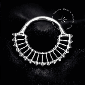 Argola Clicker Titânio Frontal Egípcia com design vazado ornamental, acabamento espelhado de luxo em Titânio ASTM F136, fecho de alta precisão, otimizada para perfurações de septo.