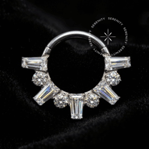 Argola Septo Titânio de alto luxo em cor prata com cravagem frontal de zircônias premium em formato baguete estilo coroa geométrica radiante, com mecanismo clicker de dobradiça, ideal e projetada estritamente para perfurações de septo e daith.