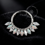 Argola Click Titânio com design de coroa frontal intercalando Opalas Sintéticas iridescentes em corte navete e Zircônias Premium translúcidas, fecho articulado invisível, ideal para elevação de curadoria no septo e daith.
