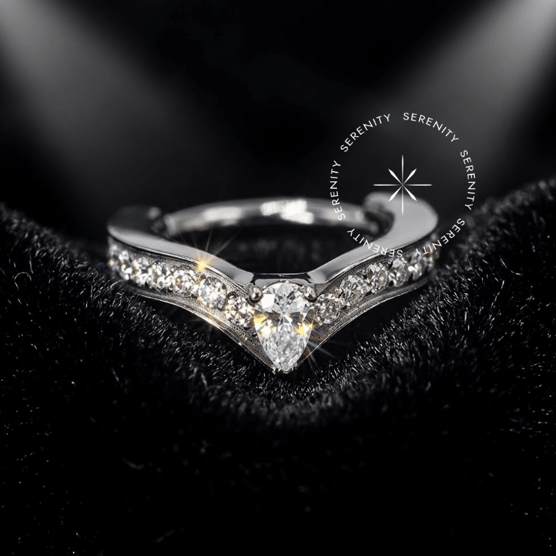 Argola Click Titânio prateada exibindo um detalhado segmento com design em gota central navete, cravação lateral de Zircônia Premium, fecho articulado invisível, ideal para perfurações de cartilagem lateral.