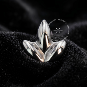 Topo Clover Push Pin com design de trevo de três folhas, acabamento prateado em titânio polido de alto brilho, com sistema de encaixe por pressão seguro para uso em joalheria de corpo de alta qualidade.
