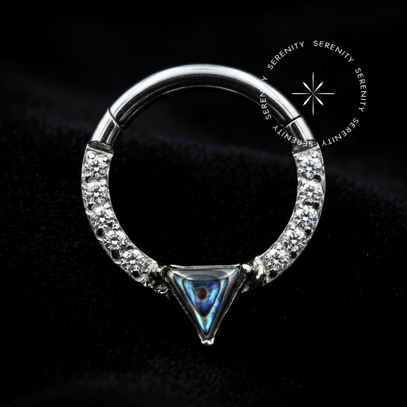 Argola Clicker Titânio com majestosa cravação frontal de Zircônias Premium e Abalone Sintético, fecho articulado em clicker, ideal para harmonização impecável em Septo e Daith.