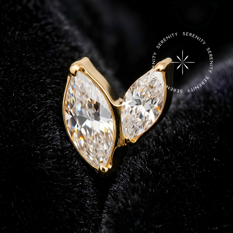 Piercing Titânio Push Pin com duas zircônias em formato de navete, revestimento em ouro 18k, alto brilho, encaixe de pino para perfurações de cartilagem ou tragus.