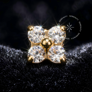 Piercing Titânio Push Pin em design orgânico de micro trevo de quatro folhas, cravejado com pedras de Zircônia Premium cintilantes, fixadas em uma base de Titânio Revestido de Ouro 18k, ideal para curadoria de luxo no tragus, hélix e lóbulo conforme image_02354d.png.