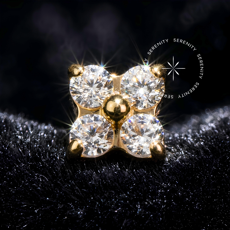 Piercing Titânio Push Pin em design orgânico de micro trevo de quatro folhas, cravejado com pedras de Zircônia Premium cintilantes, fixadas em uma base de Titânio Revestido de Ouro 18k, ideal para curadoria de luxo no tragus, hélix e lóbulo conforme image_02354d.png.