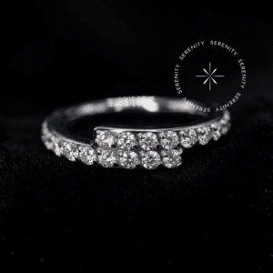 Argola Click Titânio com design de faixas cruzadas inteiramente cravejadas com zircônias premium na lateral, fecho articulado invisível, projetada para caimento perfeito em cartilagens como helix e conch.