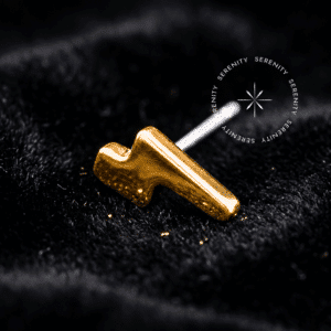 Piercing Titânio Push Pin com design geométrico de raio em titânio revestido de ouro 18k, ideal para atualização de setup em helix e flat, brilho intenso e segurança.