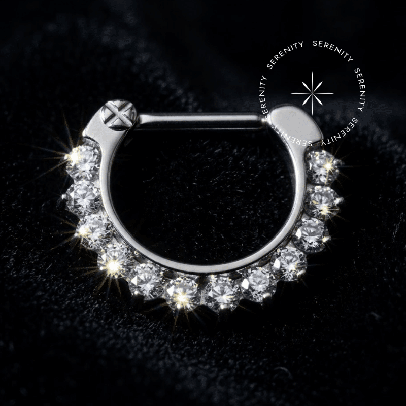 Argola Clicker Titânio com cravação frontal de Zircônias Premium brilhantes, fecho articulado de precisão, ideal para perfurações centrais como septo e daith.