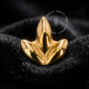 Topo Titânio Push Pin com design de trevo clover de três folhas, textura lisa e polida com acabamento dourado refletivo, sistema de encaixe por pressão invisível, ideal para perfurações de cartilagem e lóbulo em joalheria de corpo de luxo.