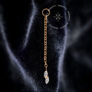 Piercing Titânio com Corrente modelo navetes com zircônias premium em titânio revestido de ouro 18k para atualização de setup em helix, design anatômico fluido.
