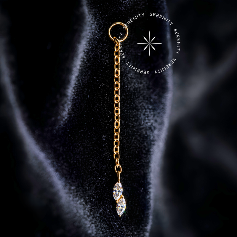 Piercing Titânio com Corrente modelo navetes com zircônias premium em titânio revestido de ouro 18k para atualização de setup em helix, design anatômico fluido.