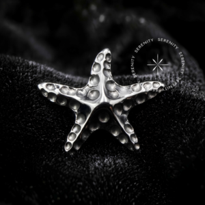 Piercing Titânio Push Pin com design em formato texturizado de estrela do mar e encaixe por pressão de alta segurança, confeccionado em Titânio Grau Implante (ASTM F136) polido, ideal para finalização de curadorias luxuosas, conforme visto na image_07c37e.png.