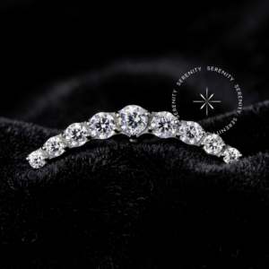 Topo Cluster Titânio com pedras cristalinas cintilantes sobre base prateada, pino de encaixe push pin para segurança extrema, ideal para atualizações anatômicas em conch e lóbulo com visual de diamante.