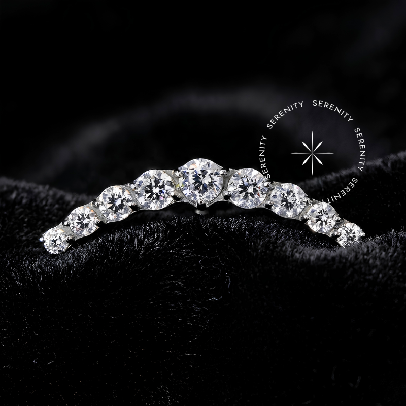 Topo Cluster Titânio com pedras cristalinas cintilantes sobre base prateada, pino de encaixe push pin para segurança extrema, ideal para atualizações anatômicas em conch e lóbulo com visual de diamante.