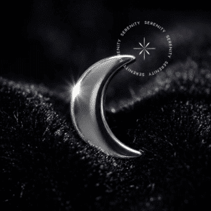 Piercing Titânio Lua com formato de quarto crescent em chapa lisa polida, acabamento espelhado de alto brilho e pino push pin para joalheria de corpo.